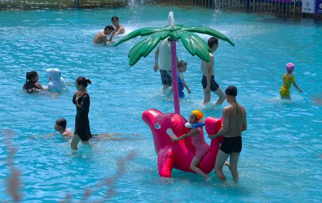 广东江门圭峰山下水上乐园，在社交媒体上成为热捧的消暑好去处。南方+记者 杨兴乐 摄