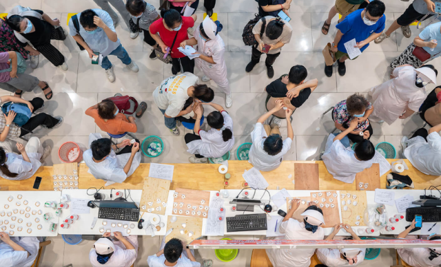 三伏天灸是&ldquo;冬病夏治&rdquo;的经典疗法，又称三伏贴。此时节的广东，迎来排队贴&ldquo;三伏贴&rdquo;的高潮。南方+记者 苏韵桦 摄